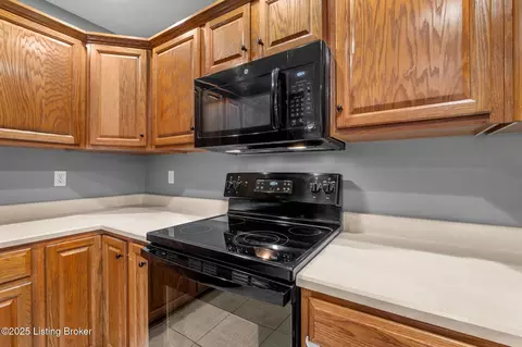 Kitchen - 172 Kevin Pl, Mount Washington, KY 40047 photo 2 of 3