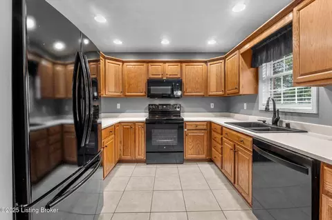 Kitchen - 172 Kevin Pl, Mount Washington, KY 40047 photo 1 of 3
