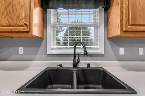Kitchen - 172 Kevin Pl, Mount Washington, KY 40047 photo 3 of 3