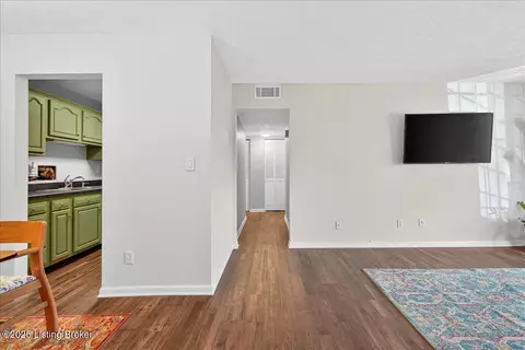 6 Dupont Way #8, Louisville, KY 40207