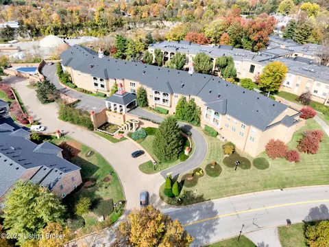 5701 Coach Gate Wynde #58B, Louisville, KY 40207