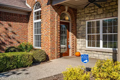 10611 Riva Rd, Louisville, KY 40223