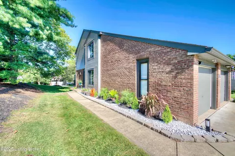 4000 Lakepoint Ct, Villa Hills, KY 41017
