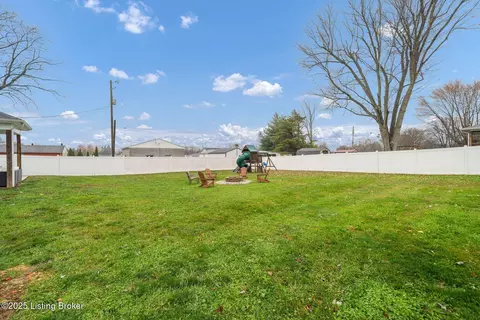 Exterior - 200 Stringer Ln, Mount Washington, KY 40047 photo 7 of 9