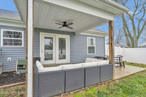 Exterior - 200 Stringer Ln, Mount Washington, KY 40047 photo 4 of 9