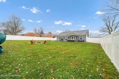 Exterior - 200 Stringer Ln, Mount Washington, KY 40047 photo 5 of 9