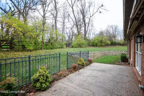 10712 Riva Rd, Louisville, KY 40223
