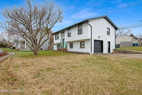 9007 Ash Ave, Pewee Valley, KY 40056