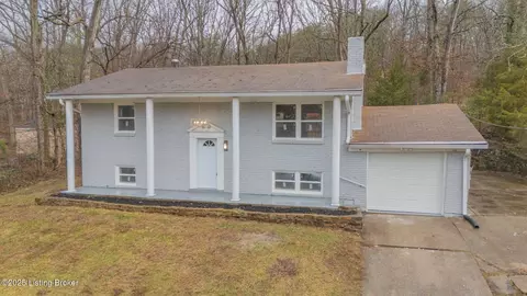 8221 Saint Anthonys Church Rd, Louisville, KY 40214