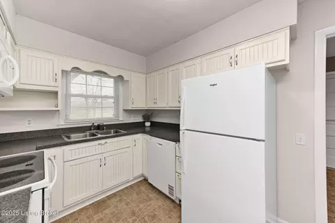 Kitchen - 7585 Sonora Rd, Sonora, KY 42776 photo 2 of 2