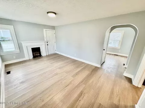 Living - 314 Covington Ave, Springfield, KY 40069 photo 3 of 3