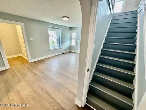 Entry Way - 314 Covington Ave, Springfield, KY 40069 photo 2 of 3