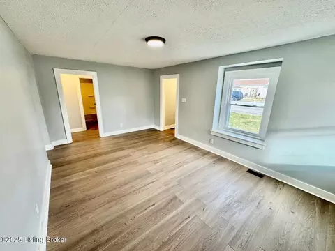 Living - 314 Covington Ave, Springfield, KY 40069 photo 2 of 3