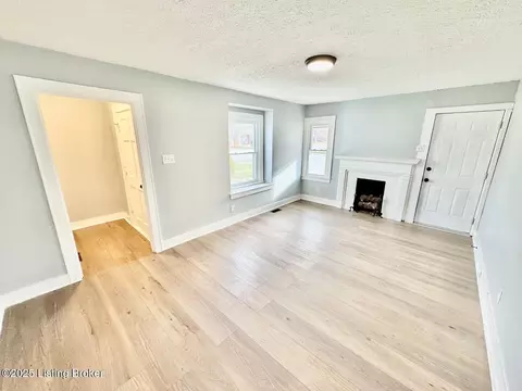 Living - 314 Covington Ave, Springfield, KY 40069 photo 1 of 3