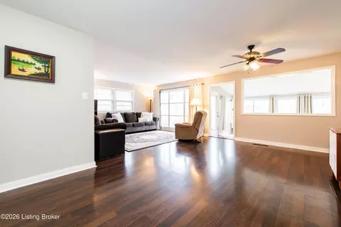 3633 Kelly Way, Louisville, KY 40220