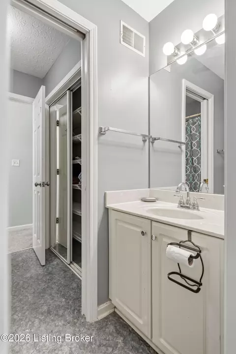 Bath - 6609 Willowrun Ln, Pewee Valley, KY 40056 photo 5 of 9
