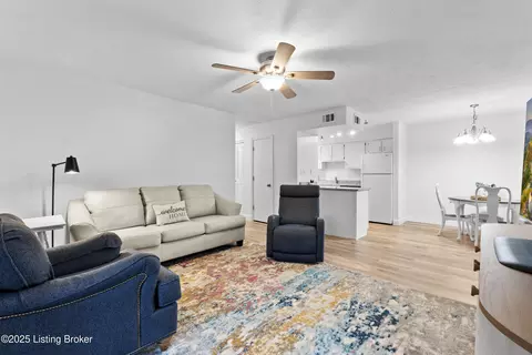 9806 Whipps Mill Rd UNIT 1, Louisville, KY 40223