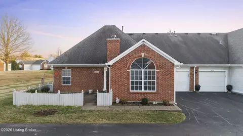 3813 Greenhurst Dr, Louisville, KY 40299