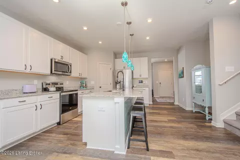 Kitchen - 6002 White Pine Ln, La Grange, KY 40031 photo 2 of 4