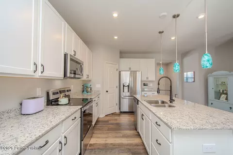 Kitchen - 6002 White Pine Ln, La Grange, KY 40031 photo 3 of 4