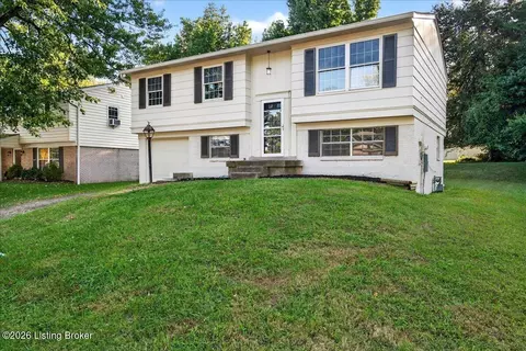3912 Riveroaks Cir, Louisville, KY 40241