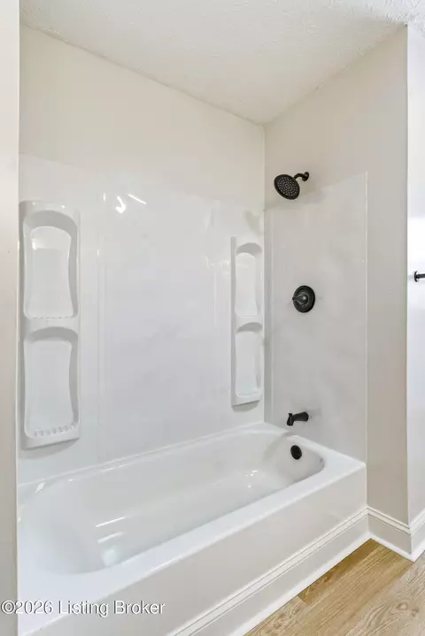 Bath - 205 Liddell St, Perryville, KY 40468 photo 2 of 5