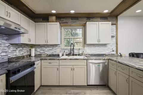 Kitchen - 8126 John Pectol Rd, Georgetown, IN 47122 photo 2 of 2