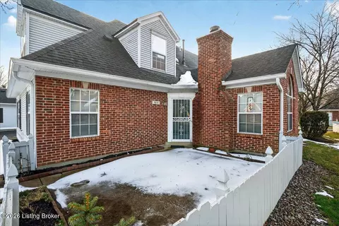 3835 Greenhurst Dr, Louisville, KY 40299