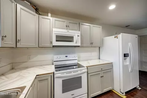 Kitchen - 918 Oklahoma Rd, Bee Spring, KY 42207 photo 2 of 3