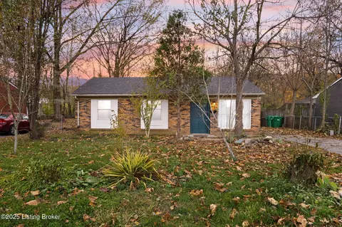 9818 Titan Dr, Louisville, KY 40229