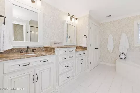 Bath - 7307 Edgemore Pl, Prospect, KY 40059 photo 6 of 11