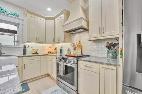 Kitchen - 254 Graves Dr, Smithfield, KY 40068 photo 3 of 11