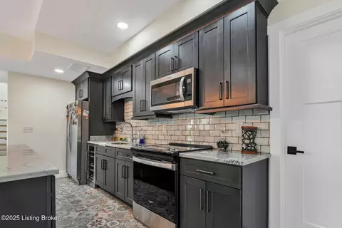 Kitchen - 254 Graves Dr, Smithfield, KY 40068 photo 10 of 11