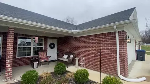 6726 Woods Mill Dr, Louisville, KY 40272