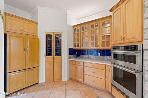 Kitchen - 6205 River Rd, Prospect, KY 40059 photo 5 of 9