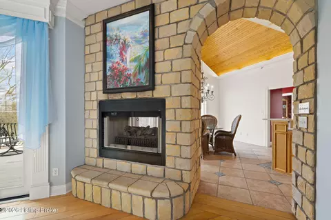 Entry Way - 6205 River Rd, Prospect, KY 40059 photo 3 of 16