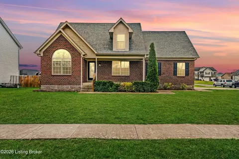 327 Red Crest Dr, Shepherdsville, KY 40165