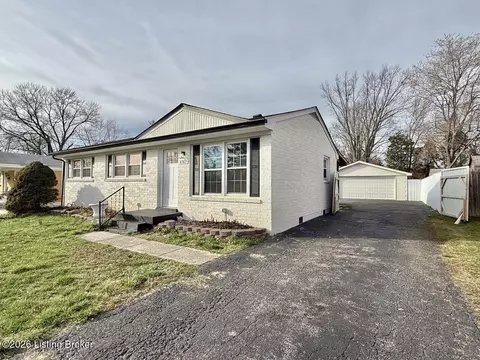6303 Yellow Pine Dr, Louisville, KY 40229