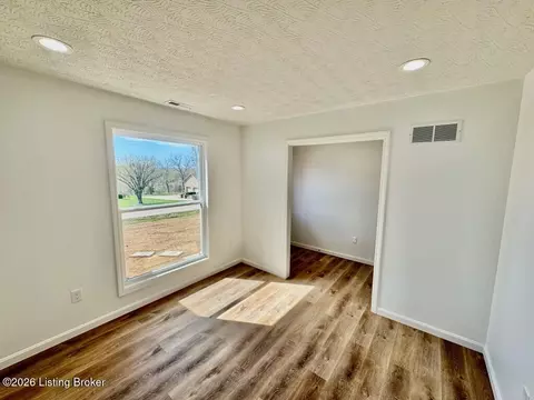Living - 140 Brookside Dr, Springfield, KY 40069 photo 6 of 7