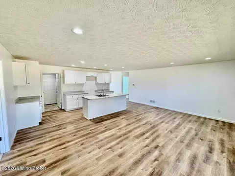 Living - 140 Brookside Dr, Springfield, KY 40069 photo 3 of 7