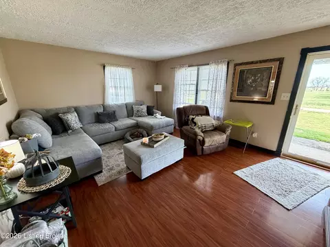 Living - 895 Mclain Rd, Springfield, KY 40069 photo 1 of 1