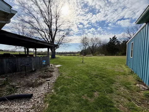 Exterior - 895 Mclain Rd, Springfield, KY 40069 photo 6 of 17