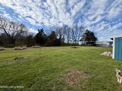 Exterior - 895 Mclain Rd, Springfield, KY 40069 photo 9 of 17