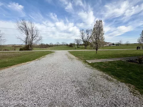 Exterior - 895 Mclain Rd, Springfield, KY 40069 photo 15 of 17