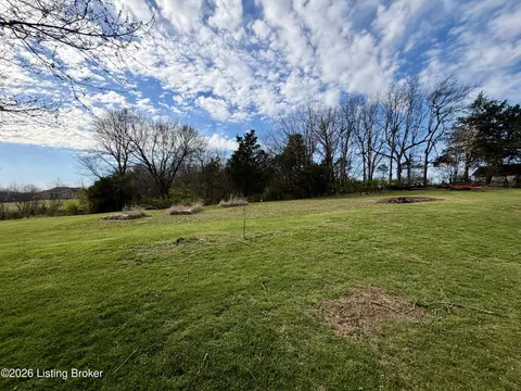 Exterior - 895 Mclain Rd, Springfield, KY 40069 photo 8 of 17