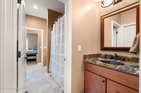 Bath - 2024 Vincennes Pl, Floyds Knobs, IN 47119 photo 2 of 3