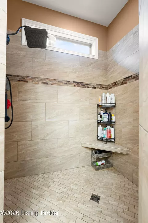 Bath - 2024 Vincennes Pl, Floyds Knobs, IN 47119 photo 1 of 3