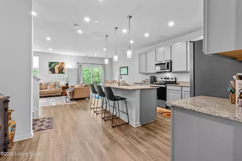 12034 Wooden Trace Dr, Louisville, KY 40229