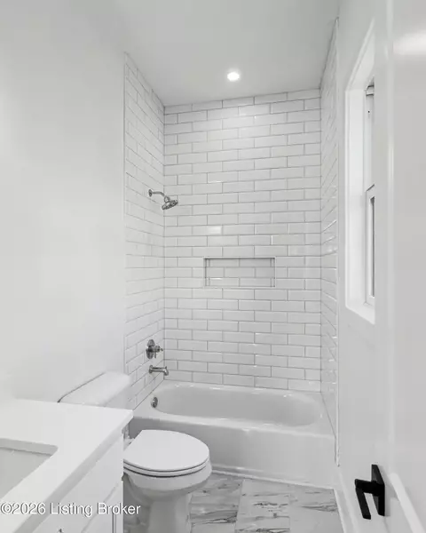 Bath - 4002 Paramont Cmns, Prospect, KY 40059 photo 1 of 11