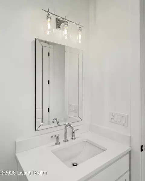 Bath - 4002 Paramont Cmns, Prospect, KY 40059 photo 4 of 11